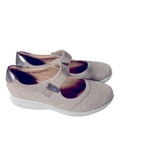 Clarks Women's Beige Shoes Size 10